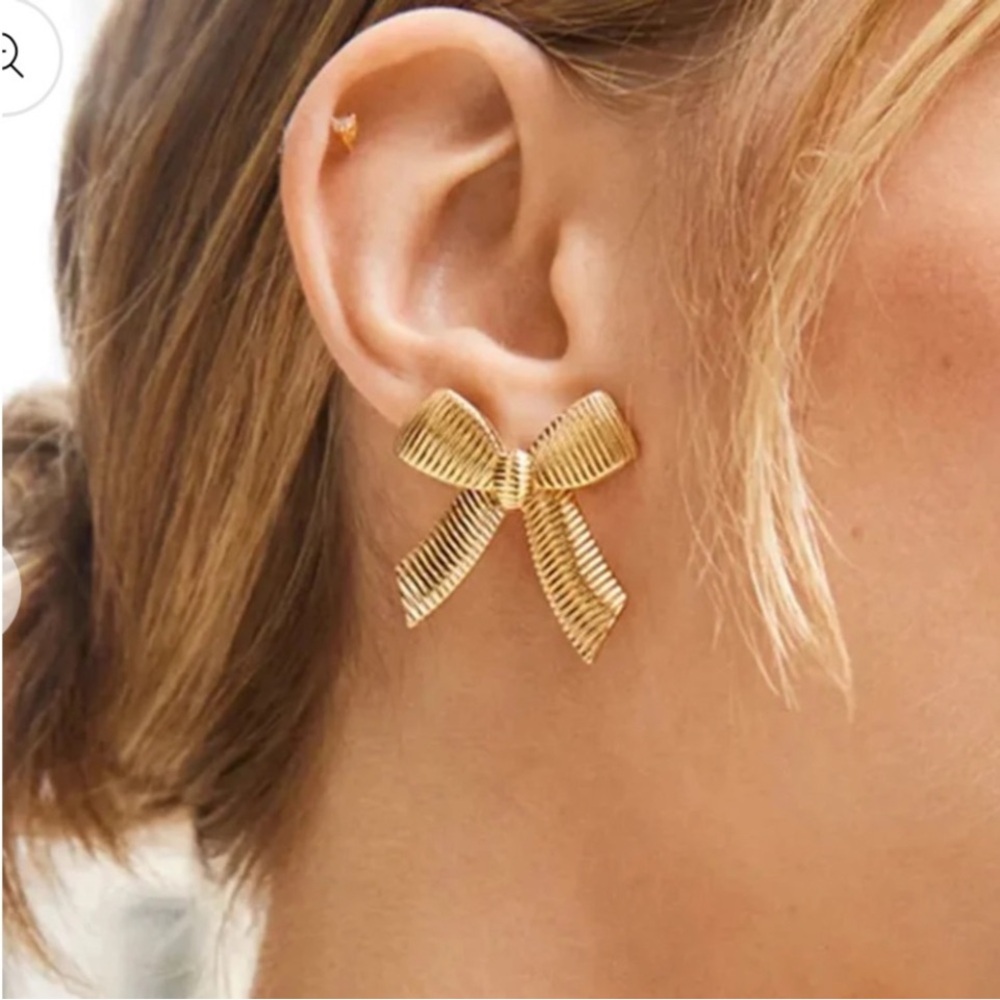 Elegant Gold Bow Earrings